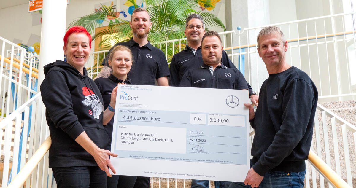Christine Zimmermann und die Delegation von Daimler mit dem symbolischen Spendenscheck