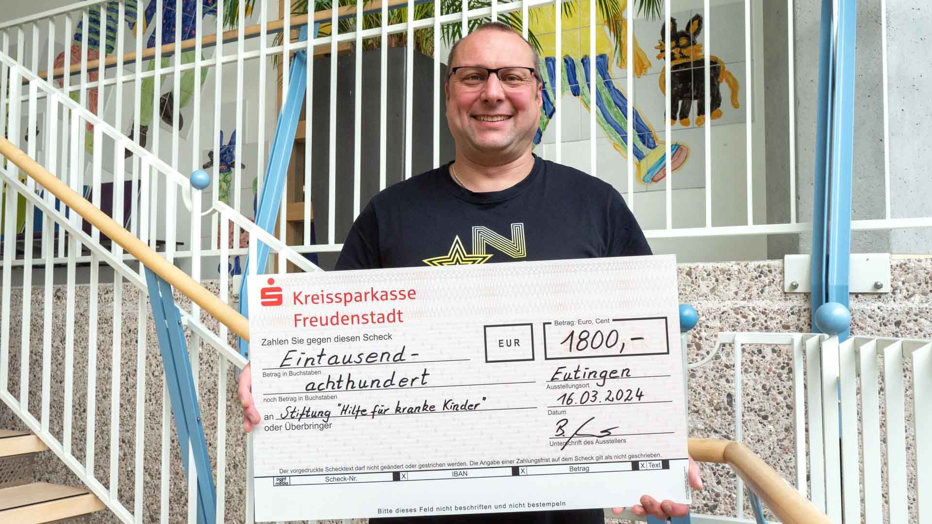 Bernd Weidenhammer SPendenübergabe Zumba