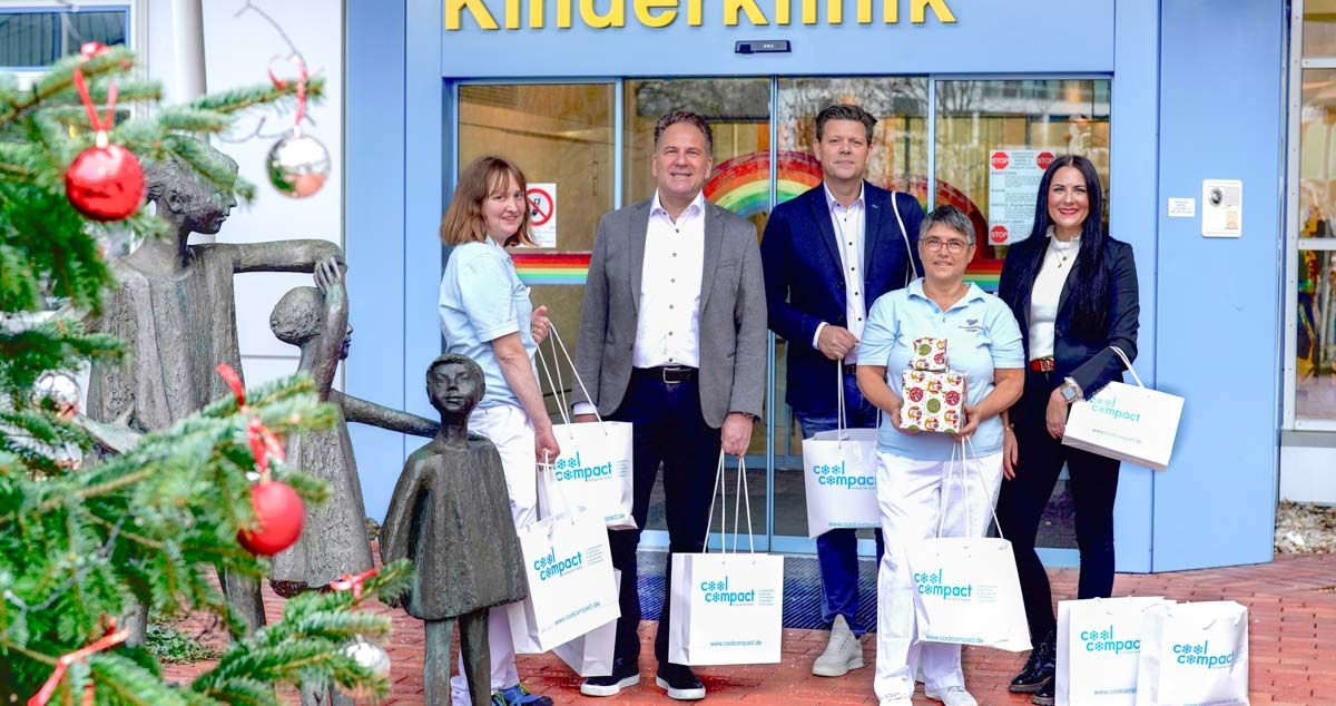 Zwei Erzieherinnen und die Delegateion von Cool Comapct vor der Kinderklinik TÜbingen mit den Sachspenden