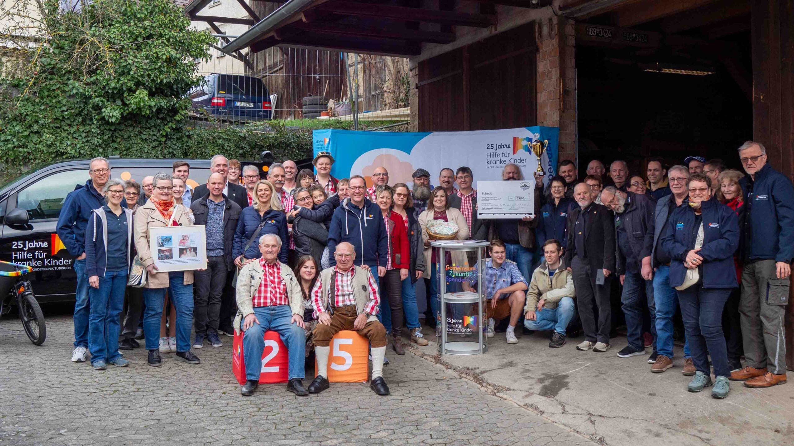Alle Engagierten aus Wendelsheim mit dem Stiftungsteam von HILFE FÜR KRANKE KINDER bei der Spendenübergabe im "Bulldog-Stüble" der KOlbenquäler.