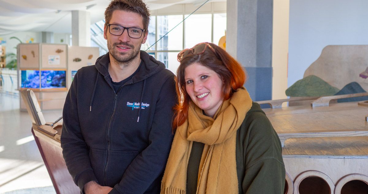 Caro und Friends in der Kinderklinik vor dem Aquarium