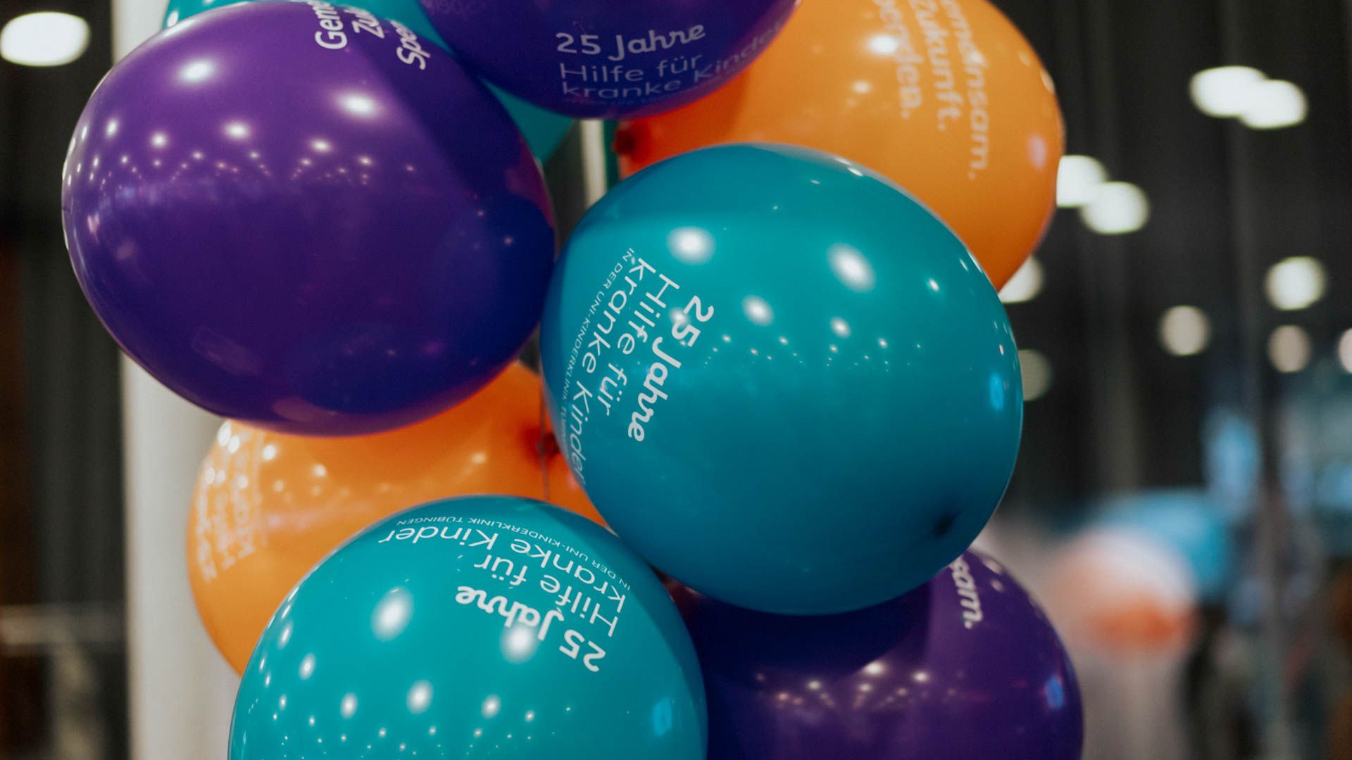 BUnte Luftballons mit der Aufschrift 25 Jahre HILFE FÜR KRANKE KINDER