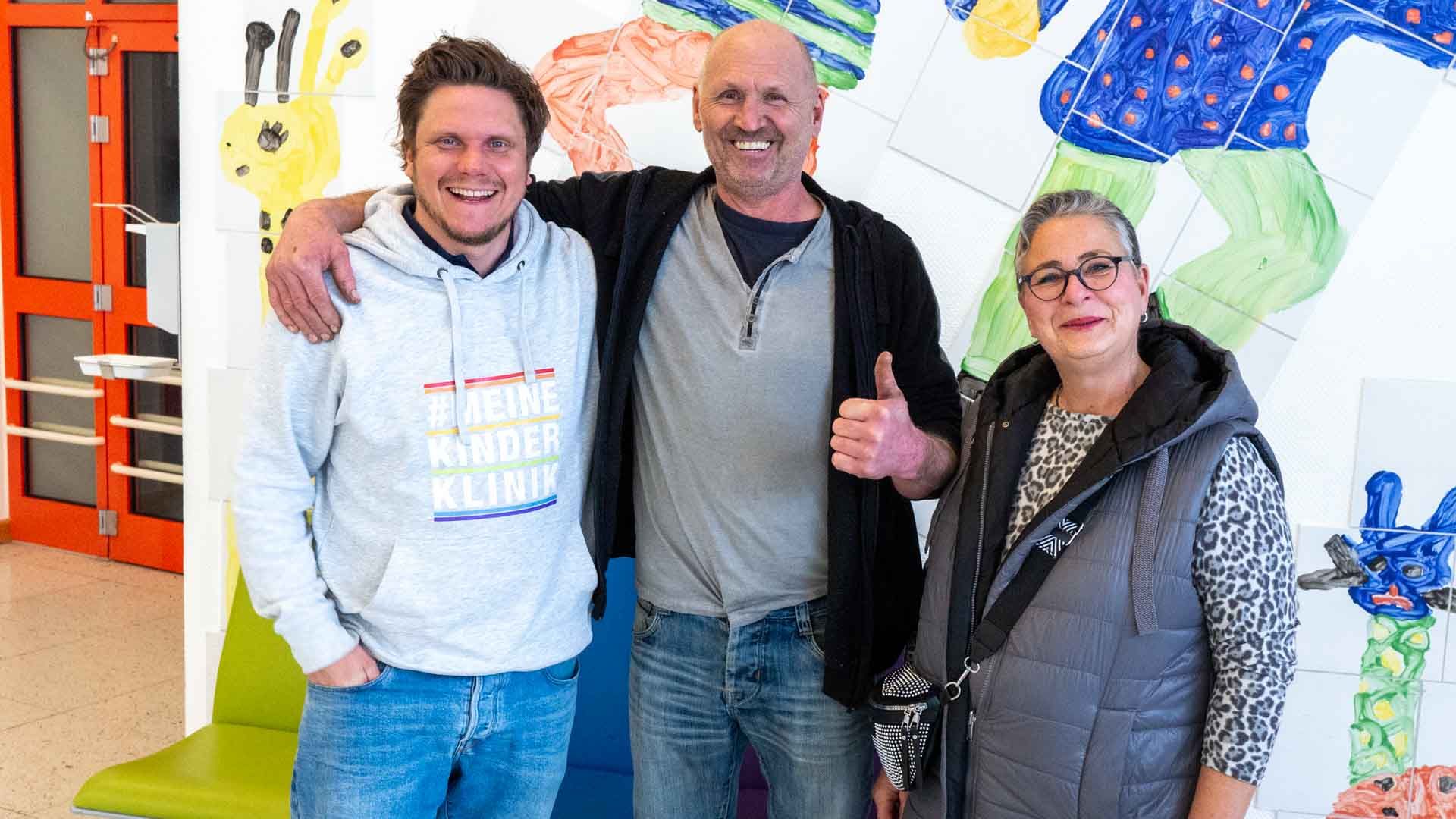 Ehepaar Bauer mit Philipp Nährig in der KInderklinik TÜbingen