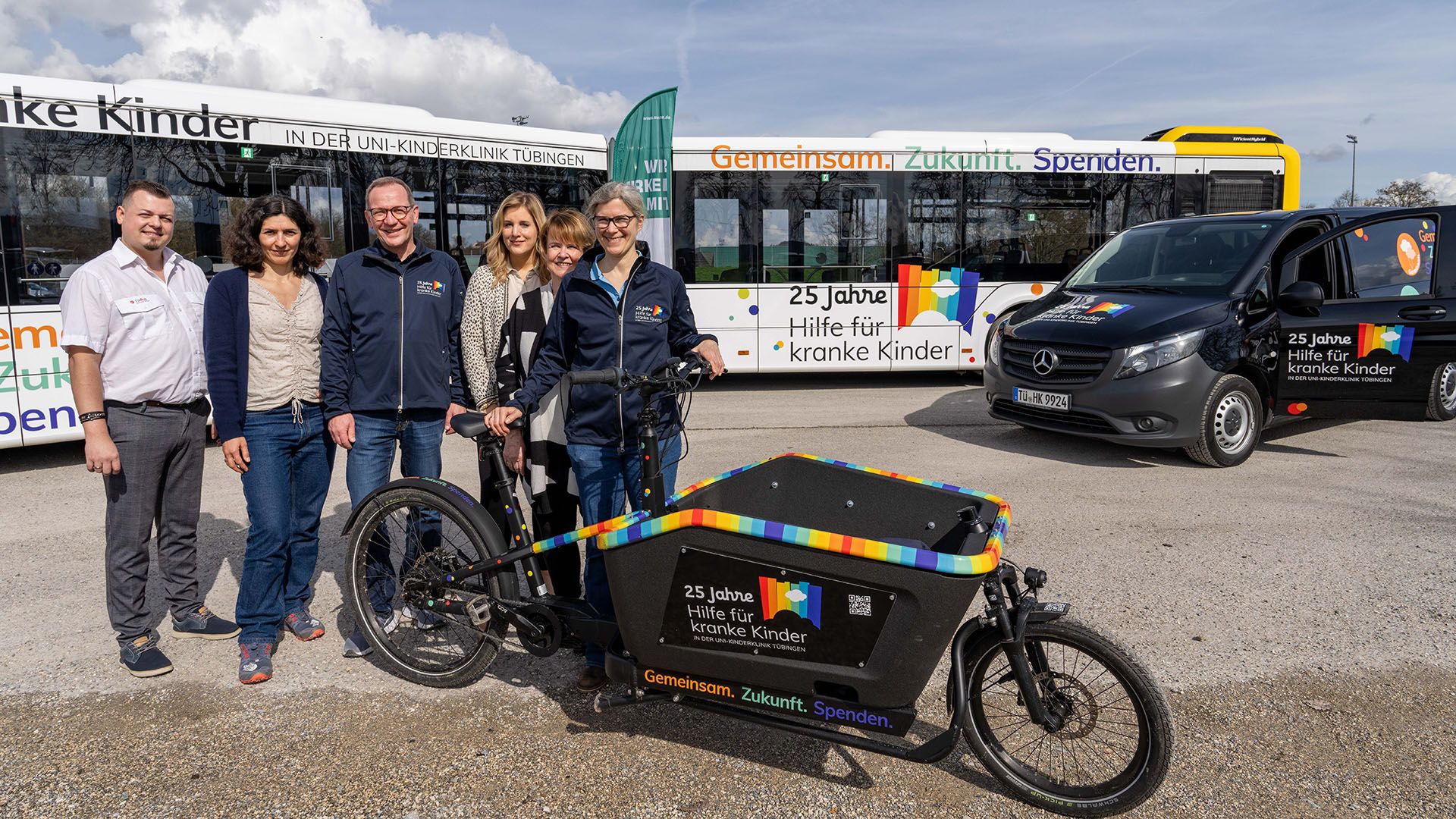 Stadtwerke Tübingen und Firma Schöpfer mit dem Stiftungsteam von HIlfe für kranke Kinder mit den Fahrzeugen im Jubiläums-Design.