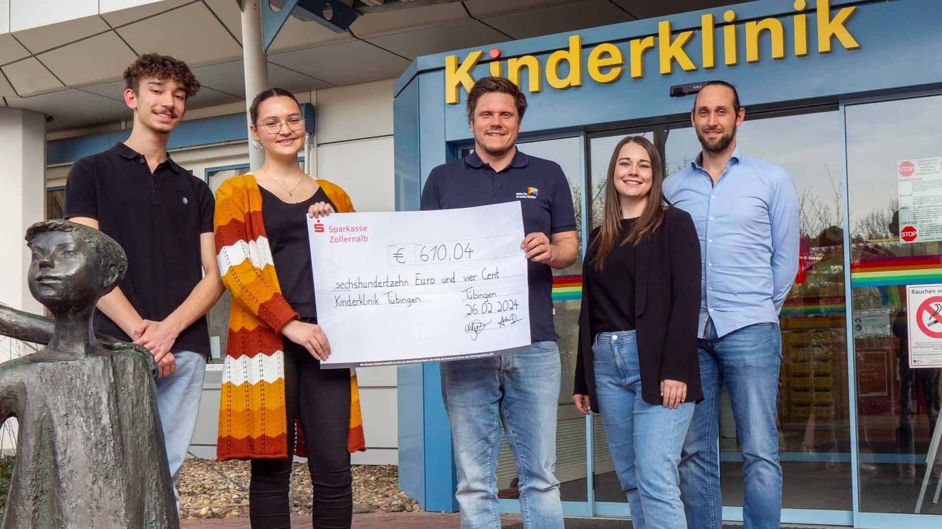 SPendenübergabe mit Schülern und Lehrern vor der Tübinger Kinderklinik