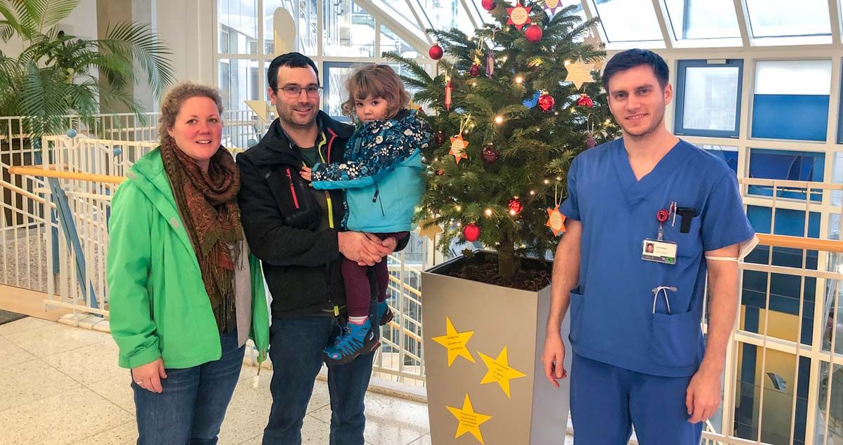 Familie Ebel hat die Kinderklinik besuch tun die Spende persönlich übergeben