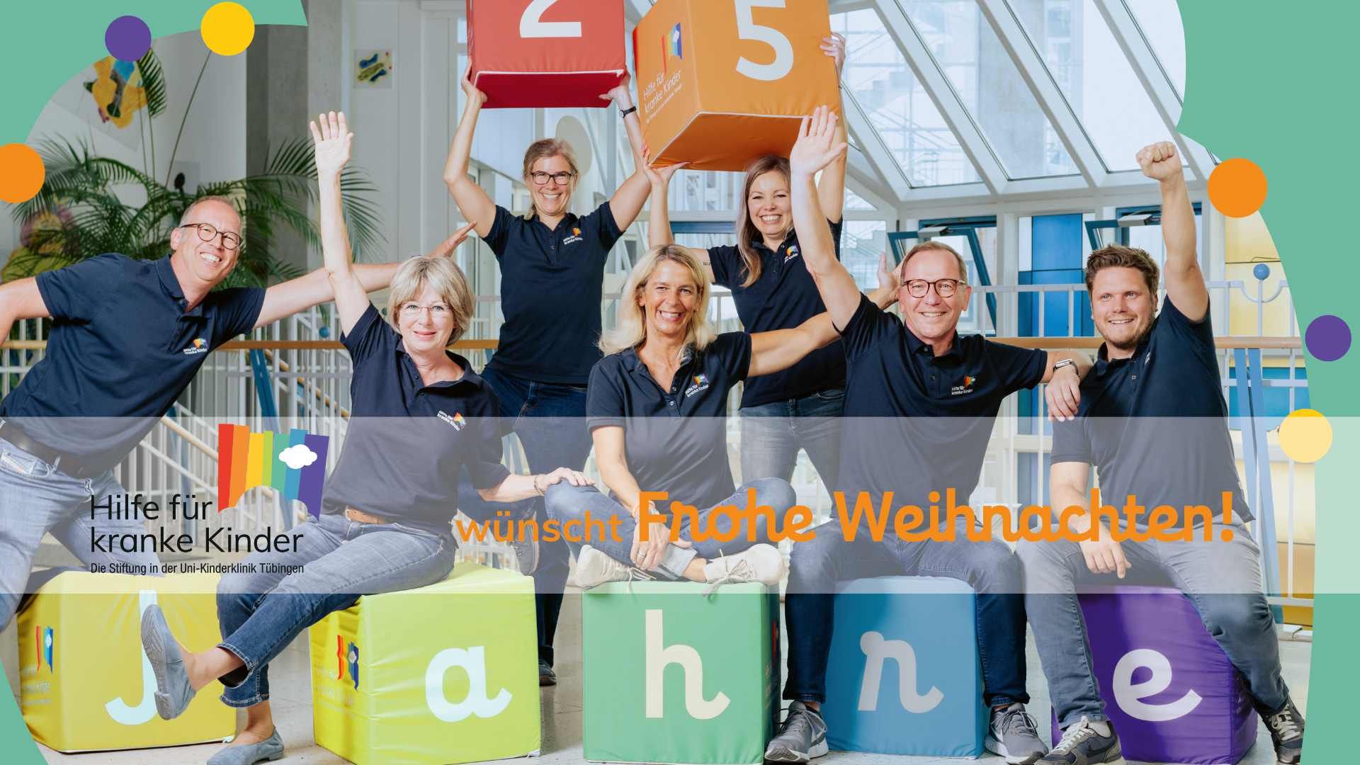 Das Stiftungsteam in der Kinderklinik TÜbingen in fröhlicher feiern´rnder Pose im Foyer der Kinderklinik Tübingen